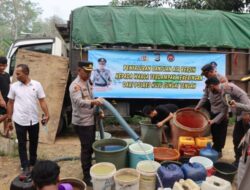 Krisis Air Bersih Akibat Kemarau, Polres HST Bersama PDAM Bantu Warga Bulayak