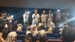 Sapa Warga Banjarmasin, Denny Sumargo dan Caitlin Halderman Ramaikan Roadshow Film ‘Baby Udon’