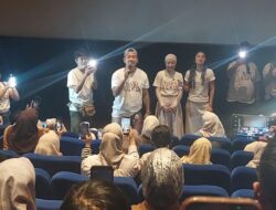 Sapa Warga Banjarmasin, Denny Sumargo dan Caitlin Halderman Ramaikan Roadshow Film ‘Baby Udon’