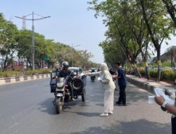 Peduli Kesehatan Warga, Dispersip Kalsel Bagikan Masker kepada Pengguna Jalan