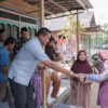 H. Kartoyo Bagikan Masker, Imbau Warga Waspada Asap Karhutla