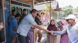 H. Kartoyo Bagikan Masker, Imbau Warga Waspada Asap Karhutla
