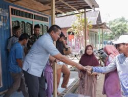 H. Kartoyo Bagikan Masker, Imbau Warga Waspada Asap Karhutla