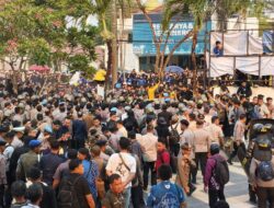 Aliansi BEM Jebol Pagar DPRD Kalsel, Kapolda Turun Menenangkan