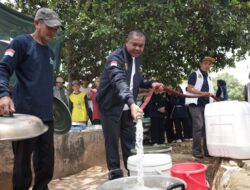 H. Kartoyo Salurkan Air Bersih dan Masker NasDem untuk Warga HSS