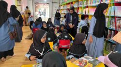 Belajar di Luar Kelas, Siswa MI Al Falah Banjarmasin Jelajahi Perpustakaan Palnam