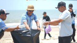 Dislautkan Kalsel Bersama Masyarakat Bersihkan Pantai Angsana
