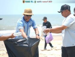 Dislautkan Kalsel Bersama Masyarakat Bersihkan Pantai Angsana